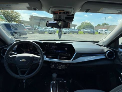 Used 2025 Chevrolet Trax LT FWD image 12