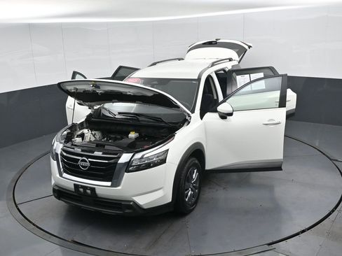 Used 2025 Nissan Pathfinder SV image 56