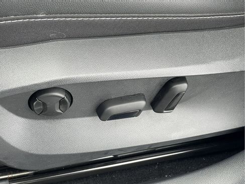 Used 2023 Volkswagen Taos SE w/ Black Wheel Package image 22