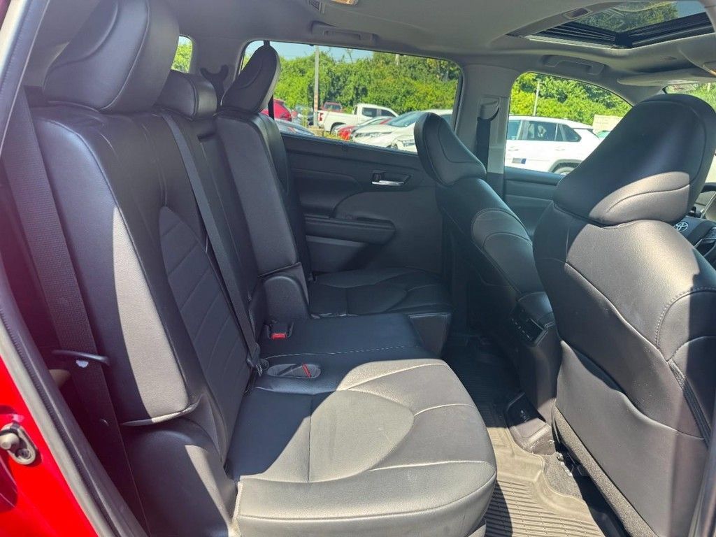 Used 2022 Toyota Highlander XLE AWD/4WD image 15