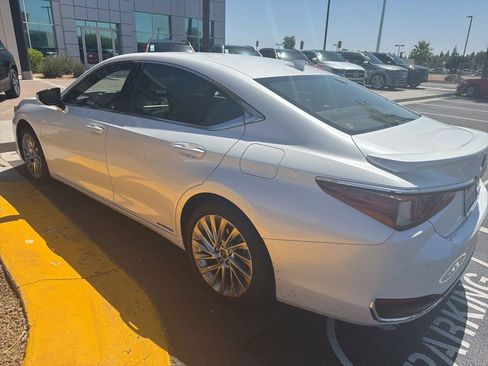 Used 2019 Lexus ES 300h Ultra Luxury w/ Accessory Package 2 FWD image 4