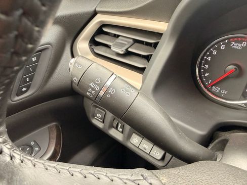 Used 2021 GMC Acadia Denali w/ Denali Technology Package FWD image 17