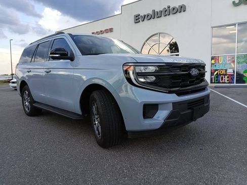 Used 2025 Ford Expedition Active RWD image 2