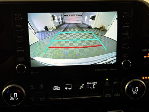 Used 2022 Toyota Highlander XLE AWD/4WD image 26