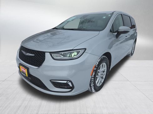 Used 2023 Chrysler Pacifica Touring-L image 7