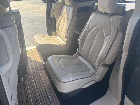 Used 2017 Chrysler Pacifica Limited w/ UConnect Theater Package FWD image 40