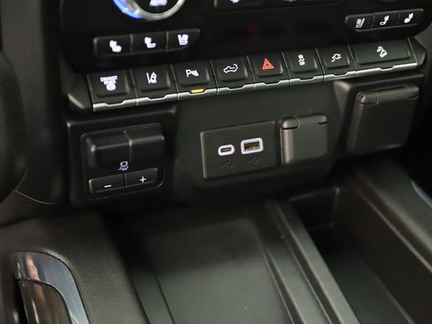 Used 2022 GMC Sierra 2500 AT4 w/ AT4 Premium Plus Package AWD/4WD image 30