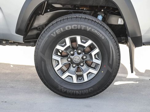 Certified 2018 Toyota Tacoma TRD Off-Road w/ Technology Package AWD/4WD image 11