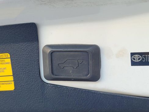 Used 2011 Toyota Highlander SE image 14