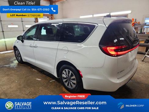 Used 2023 Chrysler Pacifica Touring-L FWD image 3