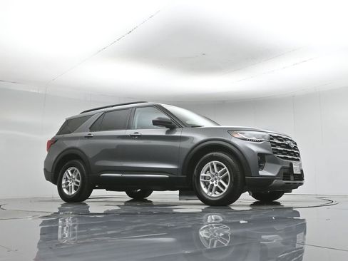 Used 2025 Ford Explorer Active w/ Active Comfort Package RWD image 4