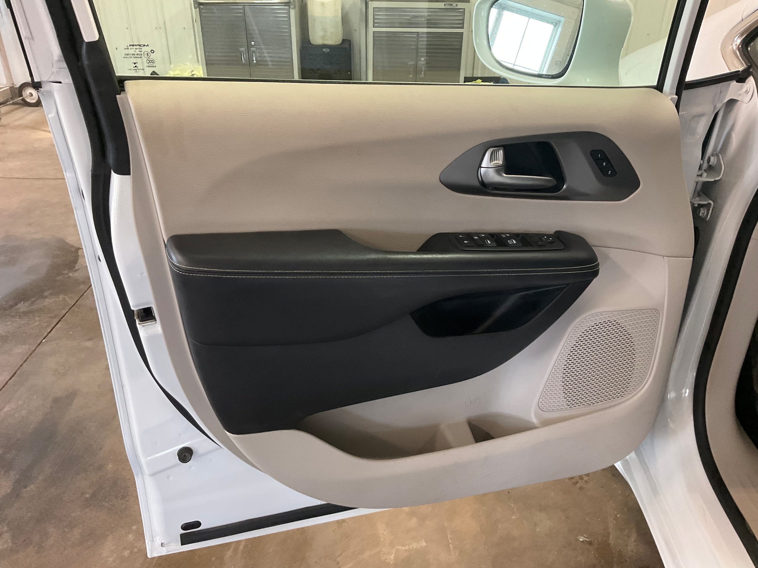 Used 2022 Chrysler Pacifica Touring-L FWD image 9