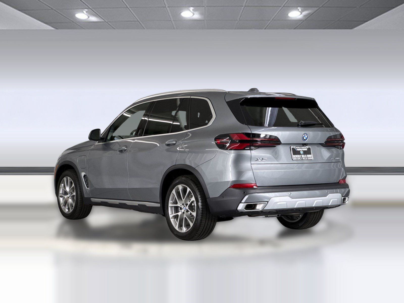 Used 2026 BMW X5 xDrive50e w/ Parking Assistance Package AWD/4WD image 3