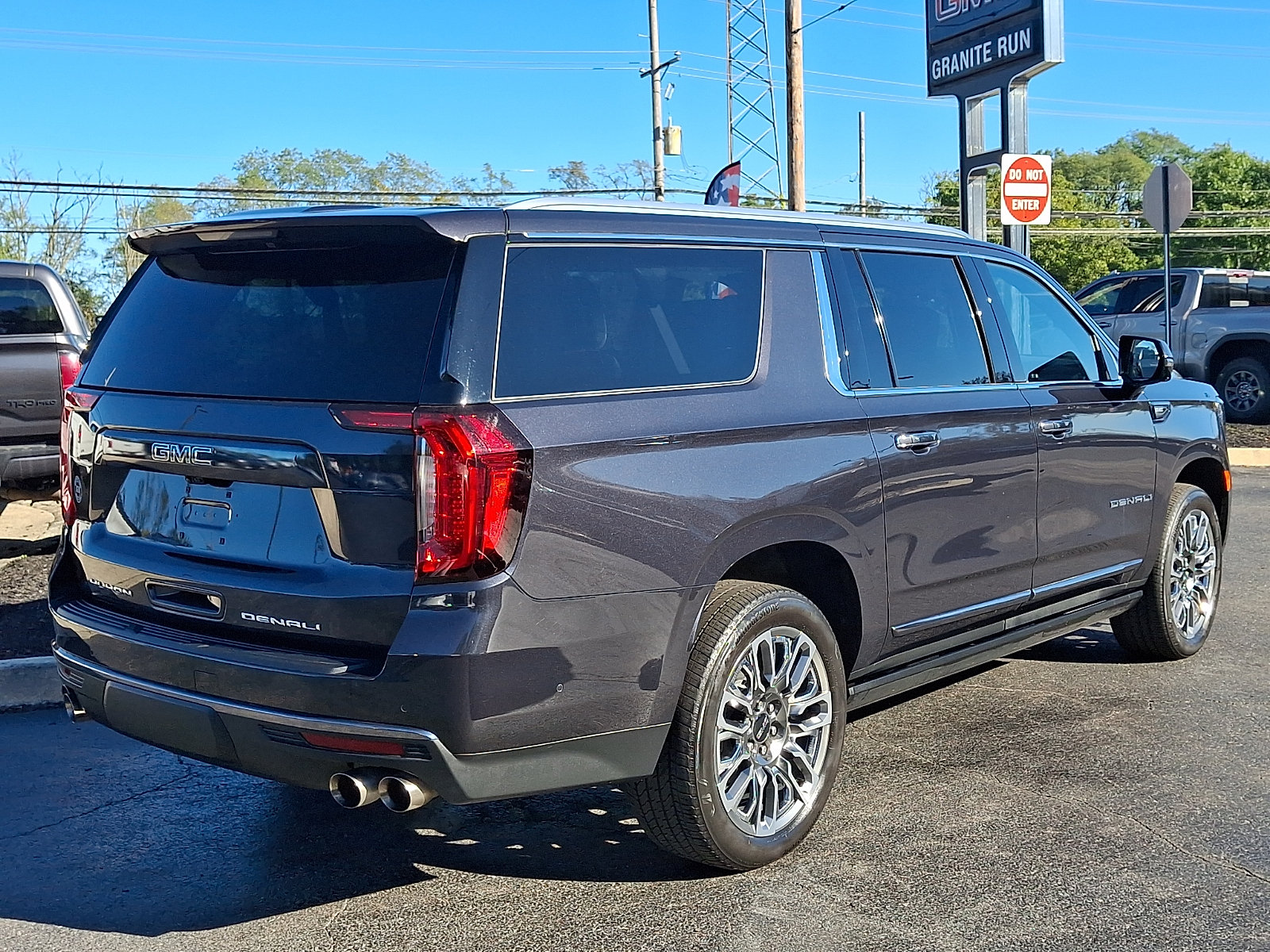 Used 2023 GMC Yukon XL Denali Ultimate AWD/4WD image 6