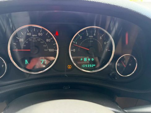 Used 2015 Jeep Wrangler Unlimited Rubicon w/ Connectivity Group AWD/4WD image 16