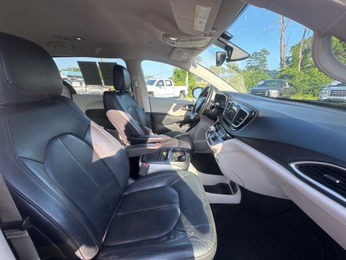 Used 2019 Chrysler Pacifica Touring-L FWD image 8