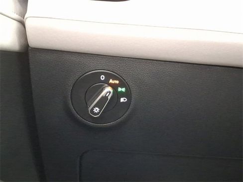 Used 2025 Volkswagen Taos SE w/ Panoramic Sunroof Package image 18