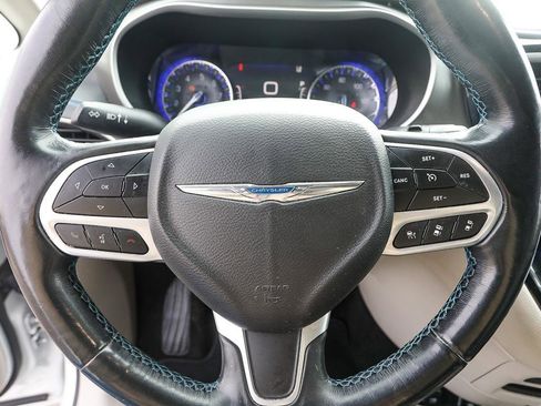 Used 2021 Chrysler Pacifica Touring-L image 15
