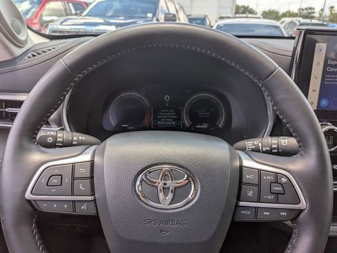 Used 2024 Toyota Highlander Platinum AWD/4WD image 28