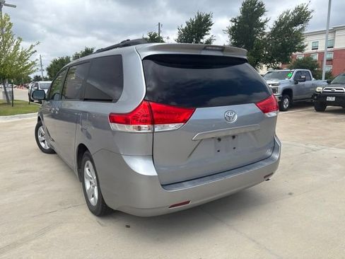 Used 2012 Toyota Sienna LE FWD image 4