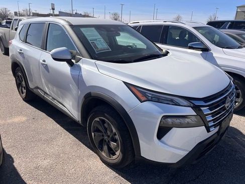 Used 2025 Nissan Rogue SV image 1