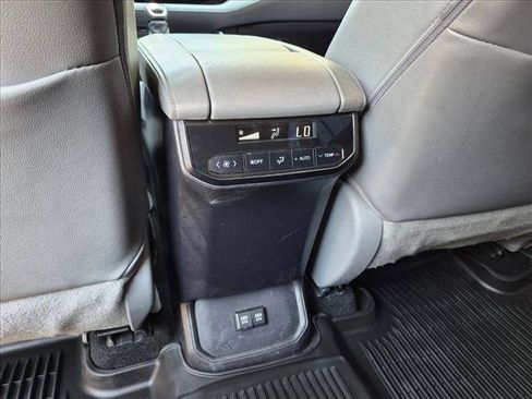 Used 2021 Toyota Highlander XLE AWD/4WD image 18