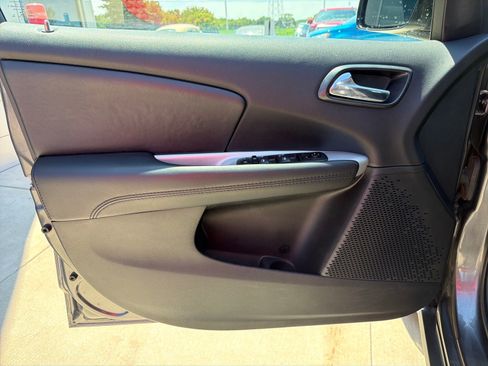 Used 2020 Dodge Journey SE w/ SE Popular Equipment Group FWD image 11