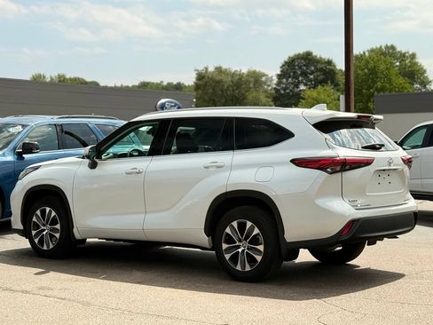 Used 2022 Toyota Highlander XLE AWD/4WD image 38