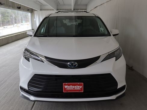 Used 2025 Toyota Sienna LE AWD/4WD image 3