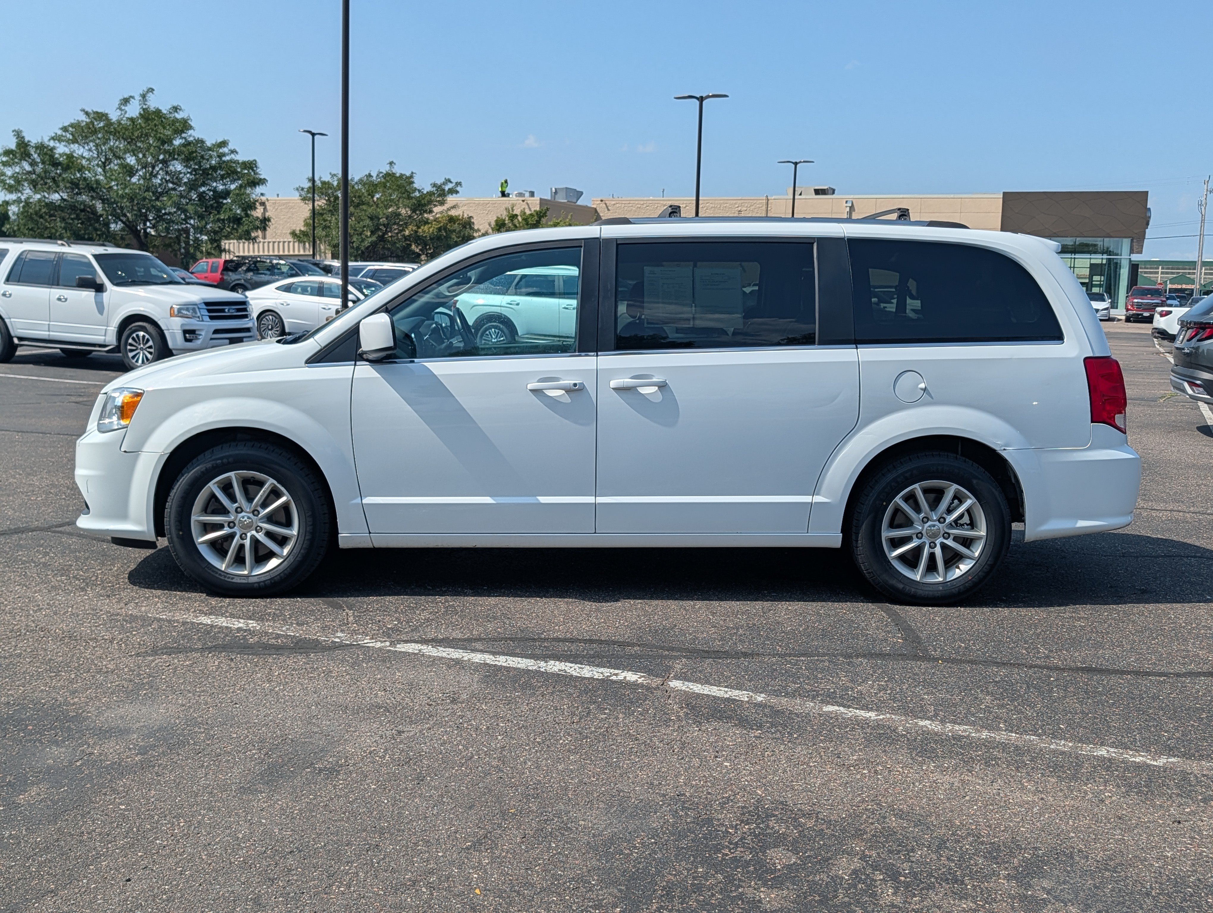 Used 2019 Dodge Grand Caravan SXT FWD image 2