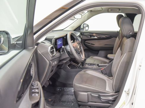 Used 2025 Chevrolet TrailBlazer LT image 2