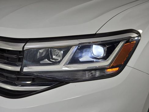 Used 2021 Volkswagen Atlas Cross Sport SE w/ Panoramic Sunroof Package FWD image 30
