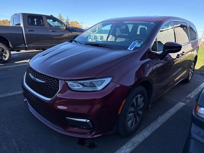 Used 2023 Chrysler Pacifica Touring-L w/ Uconnect Theater Family Group