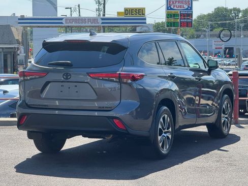 Used 2021 Toyota Highlander XLE AWD/4WD image 12