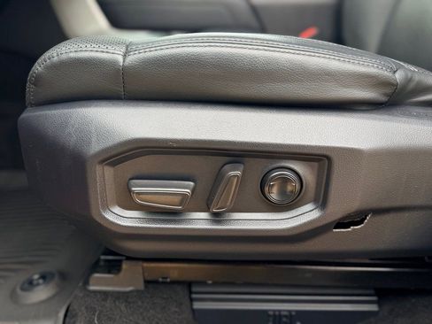 Used 2022 Toyota Tundra Limited image 9