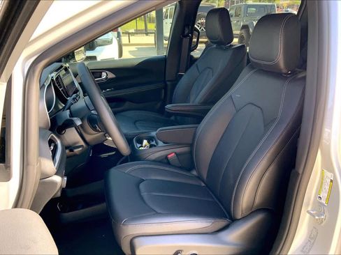 New 2026 Chrysler Voyager LX image 7