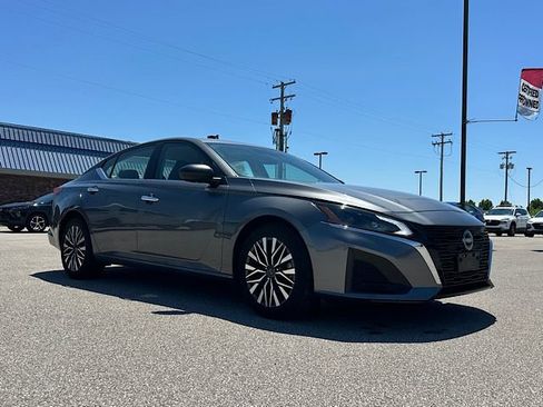 Used 2025 Nissan Altima 2.5 SV FWD image 9