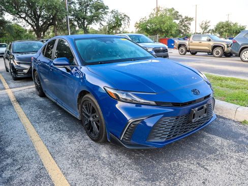Used 2025 Toyota Camry SE w/ Convenience Package FWD image 6