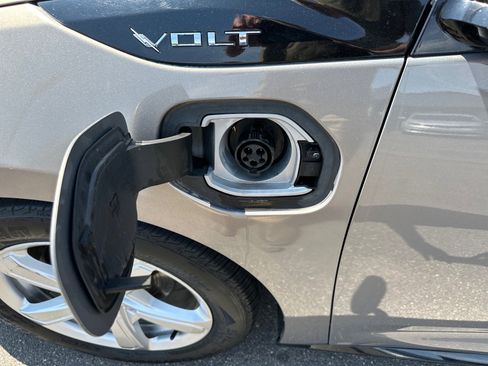 Used 2017 Chevrolet Volt LT FWD image 10