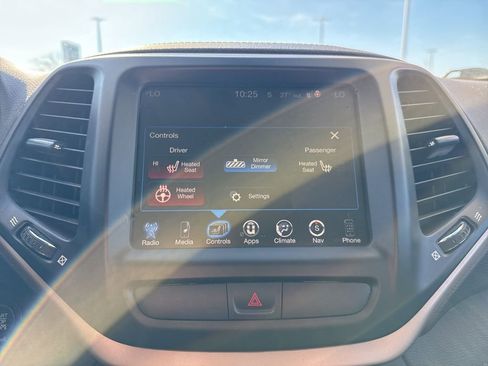 Used 2015 Jeep Cherokee Limited image 17