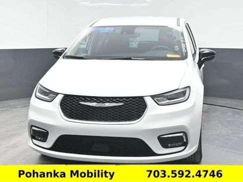 Used 2024 Chrysler Pacifica Touring-L image 6