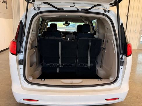 Used 2023 Chrysler Voyager LX FWD image 10