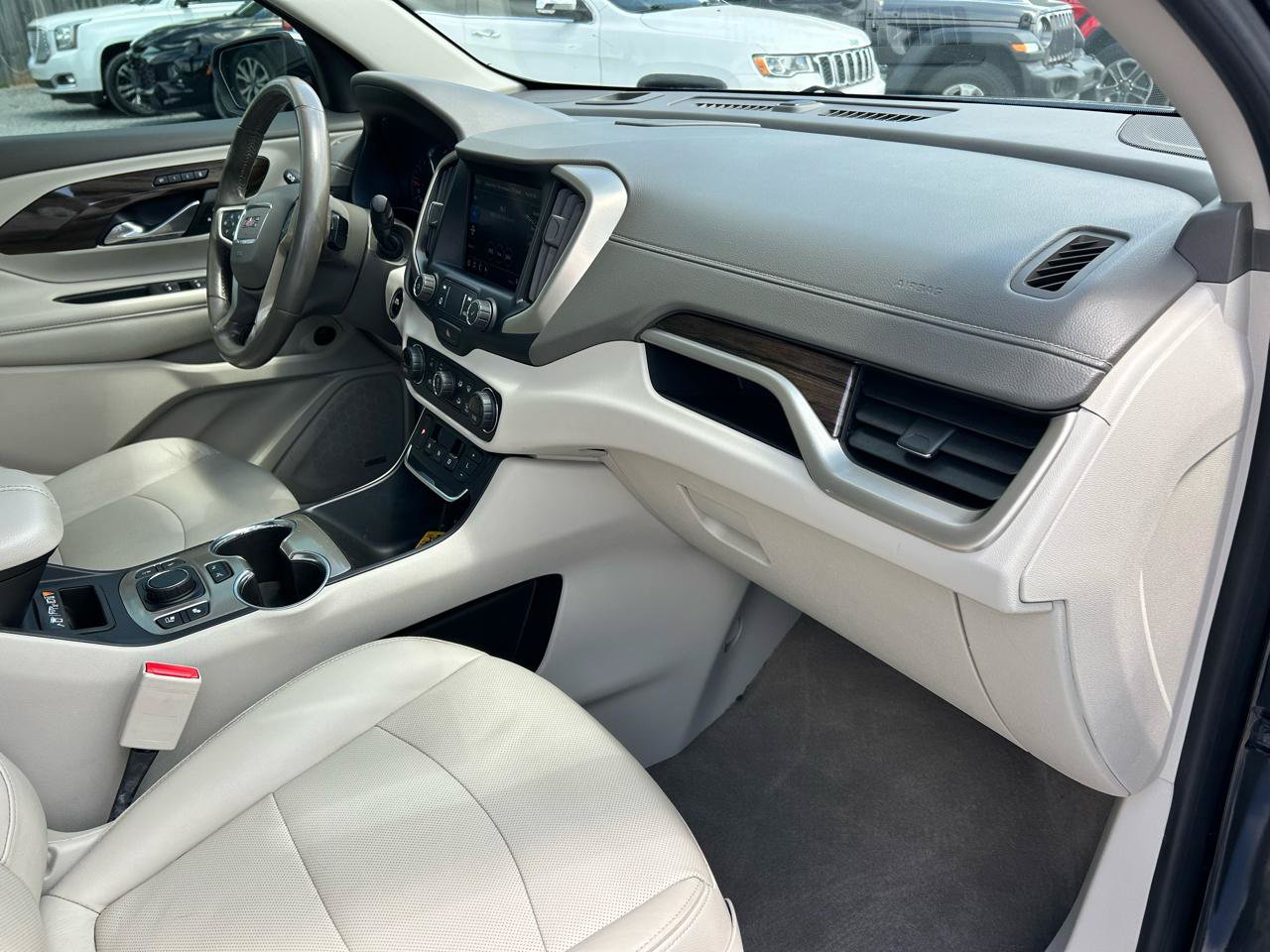 Used 2020 GMC Terrain Denali w/ Denali Premium Package FWD image 9