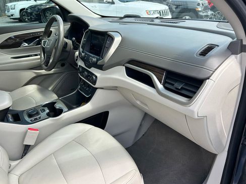 Used 2020 GMC Terrain Denali w/ Denali Premium Package FWD image 9