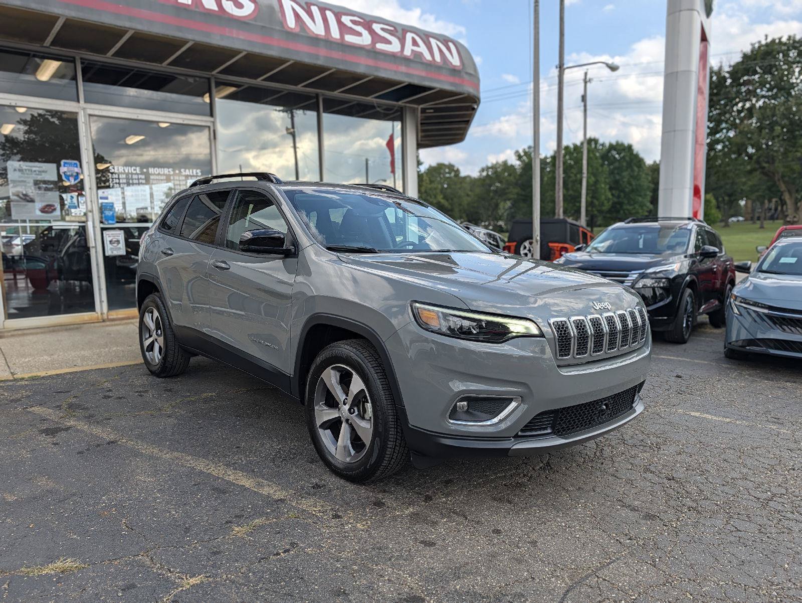 Used 2022 Jeep Cherokee Limited AWD/4WD image 19