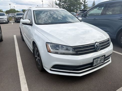 Used 2018 Volkswagen Jetta SE FWD image 2