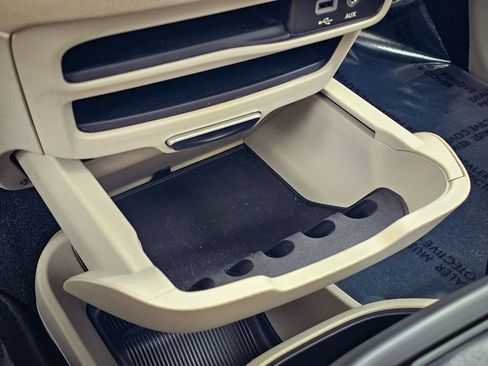 Used 2019 Chrysler Pacifica Limited FWD image 31