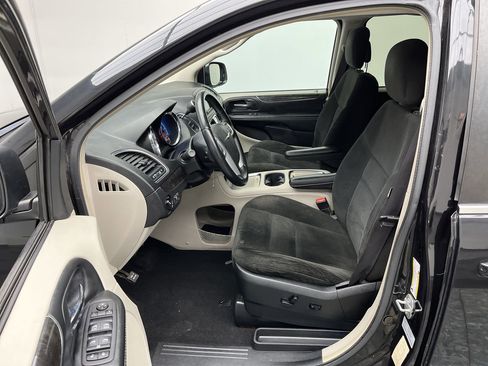 Used 2015 Chrysler Town & Country Touring image 3