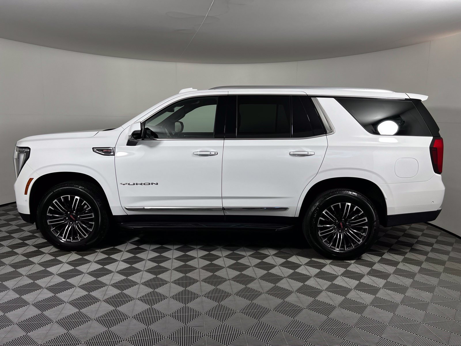 Used 2025 GMC Yukon Elevation AWD/4WD image 8