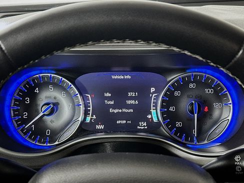 Used 2023 Chrysler Pacifica Touring-L FWD image 12